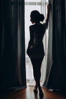 Genç ve güzel bir kadın düğüne hazırlanıyor. Gelinin özel sabahı..                             