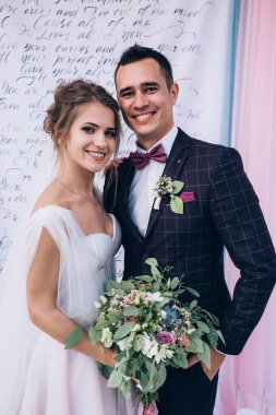 Güzel genç gelin ve damat düğün töreninde       