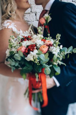 Çok güzel bir buket tutan düğün çifti görüntüsü. 