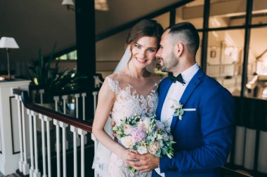 Güzel, mutlu, genç bir gelin ve damadın portresi.        