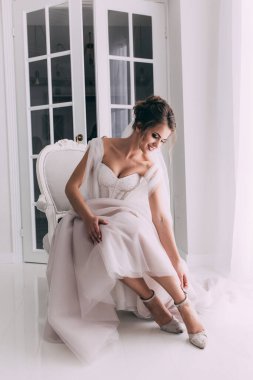 Gelinlik içinde zarif bir poz veren güzel bir gelin.  