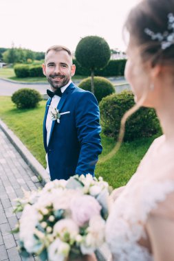 Güzel, mutlu, genç bir çift parkta birlikte poz veriyor.