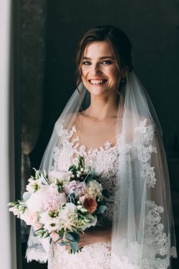Bir buket çiçekli güzel gelinin portresi. düğün sabahı.        