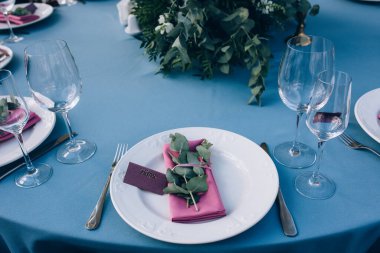 Düğün etkinliği ya da yemek servisi için hazırlanmış masa.                        