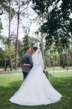 Parkta poz veren mutlu bir çift. 