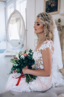 Beyaz elbiseli, düğün buketli güzel gelin.. 