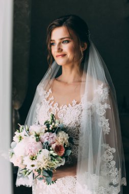 Bir buket çiçekli güzel gelinin portresi. düğün sabahı.        