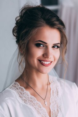 Duvakta güzel makyajlı mutlu genç gelin