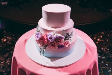 Çiçeklerle süslenmiş güzel düğün pastası           