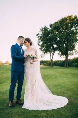 Güzel, mutlu, birbirine aşık bir çift dışarıda poz veriyor.                        