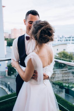 Güzel, mutlu, genç bir gelin ve damadın portresi.        