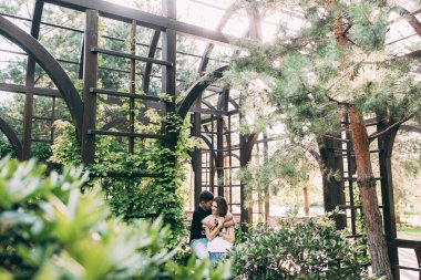 Güzel parkta yürüyen neşeli genç bir çift.