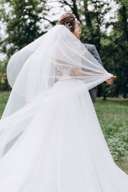 Parkta poz veren gelin ve damadın güzel portresi.                