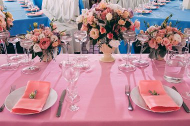 Çatal bıçaklı ve çiçekli güzel düğün masaları.               