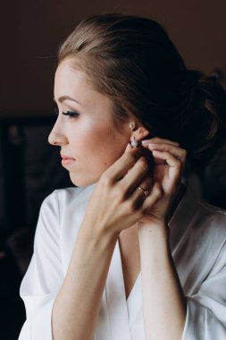 Genç ve güzel bir kadın düğüne hazırlanıyor. Gelinin özel sabahı..                             