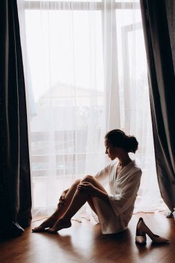 Genç ve güzel bir kadın düğüne hazırlanıyor. Gelinin özel sabahı..                             