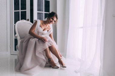 Gelinlik ve duvak takmış güzel bir gelinin portresi.                           