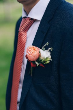 Düğün günü. Şık takım elbiseli yakışıklı damadın kırpılmış fotoğrafı.        