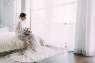 Bir buket çiçekli güzel gelinin portresi. düğün sabahı.        