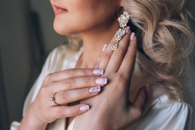 Şatafatlı saç stili ve makyajlı genç sarışın kadın.