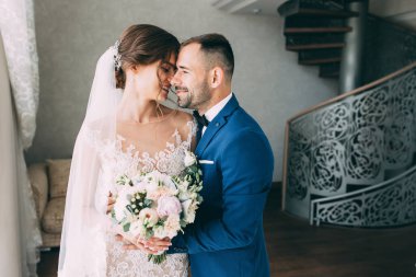 Güzel, mutlu, genç bir gelin ve damadın portresi.        