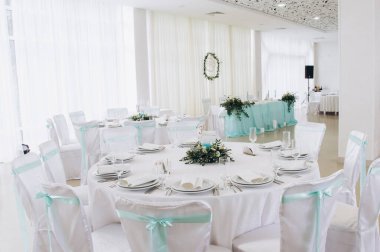 Çatal bıçaklı ve çiçekli güzel düğün masaları.               