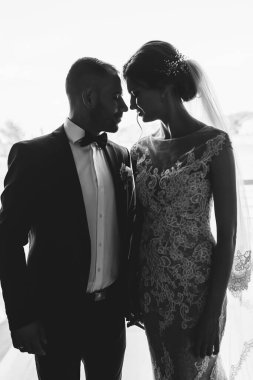 Genç ve güzel gelin ve damat birlikte poz veriyor, siyah ve beyaz.