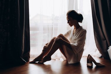 Genç ve güzel bir kadın düğüne hazırlanıyor. Gelinin özel sabahı..                             