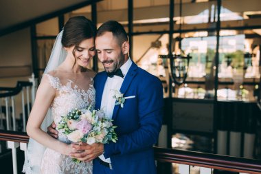 Güzel, mutlu, genç bir gelin ve damadın portresi.        