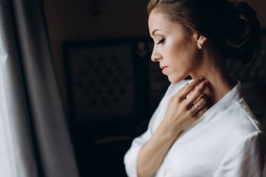 Genç ve güzel bir kadın düğüne hazırlanıyor. Gelinin özel sabahı..                             