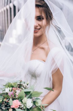 Güzel, mutlu, beyaz elbiseli, çiçekli gelin.