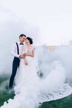 Siste poz veren güzel bir çift.