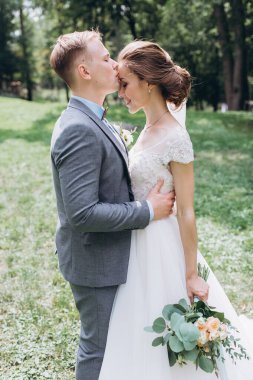 Parkta poz veren gelin ve damadın güzel portresi.                