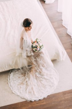 Bir buket çiçekli güzel gelinin portresi. düğün sabahı.        