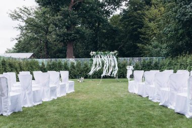 Çiçeklerle süslenmiş güzel bir düğün kemeri. düğün töreni       