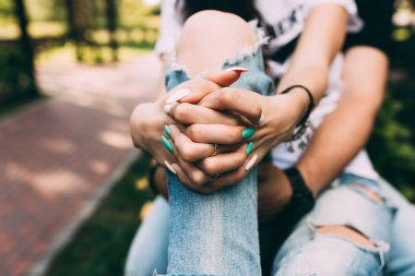 Parkta birlikte oturan genç çiftin yakın plan görüntüsü. Aşk ve ilişki kavramı