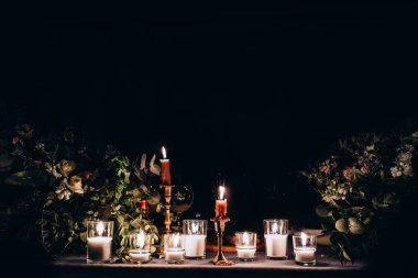 Çiçekleri ve mumları olan güzel bir düğün dekoru. Yakın plan.              