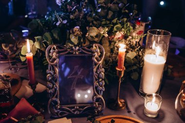 Çiçekleri ve mumları olan güzel bir düğün dekoru. Yakın plan.              