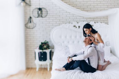 Yatak odasında birlikte poz veren genç ve güzel bir çift..              