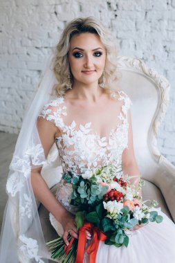 Beyaz elbiseli, düğün buketli güzel gelin.. 