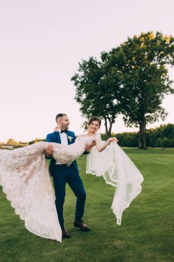 Mutlu gelin ve damat parkta düğün yürüyüşünde         