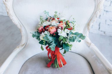 Sandalyedeki güzel düğün buketinin yakın çekimi.       