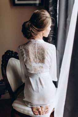 Genç ve güzel bir kadın düğüne hazırlanıyor. Gelinin özel sabahı..                             