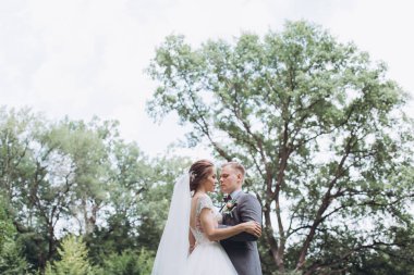 Parkta poz veren mutlu bir çift. 