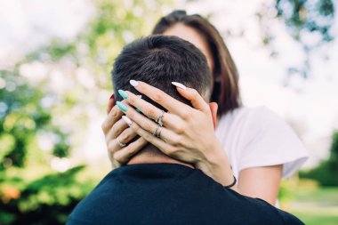 Yaz parkında birbirini kucaklayan güzel genç bir çift.