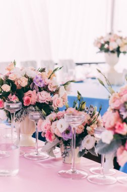 Çatal bıçak ve çiçeklerle dolu güzel bir düğün masası..               