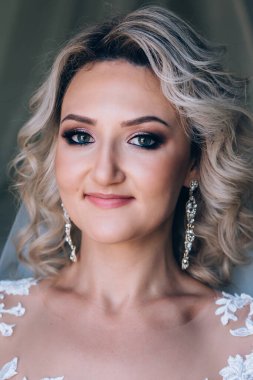 Düğün makyajlı güzel gelinin portresi.  