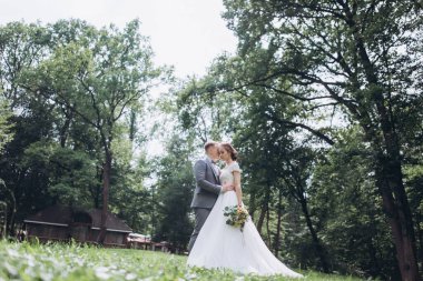 Parkta poz veren gelin ve damadın güzel portresi.                