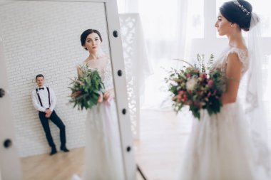 Güzel bir çift yeni evliler aynaya yansıyor.       