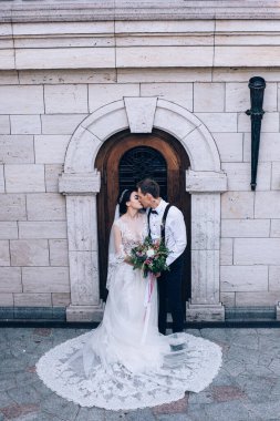 Şehirde öpüşen bir çiftin yüksek açılı görüntüsü